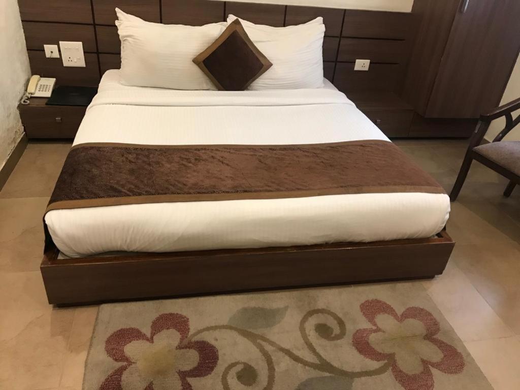 Hotel City Square Hisār Esterno foto
