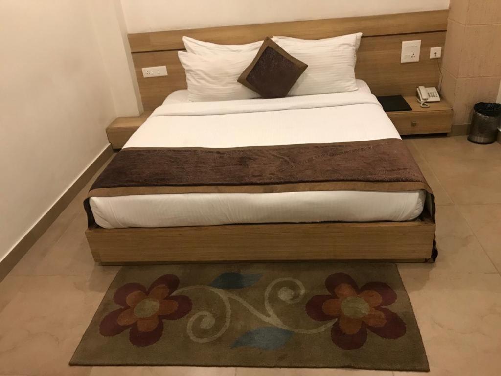 Hotel City Square Hisār Esterno foto